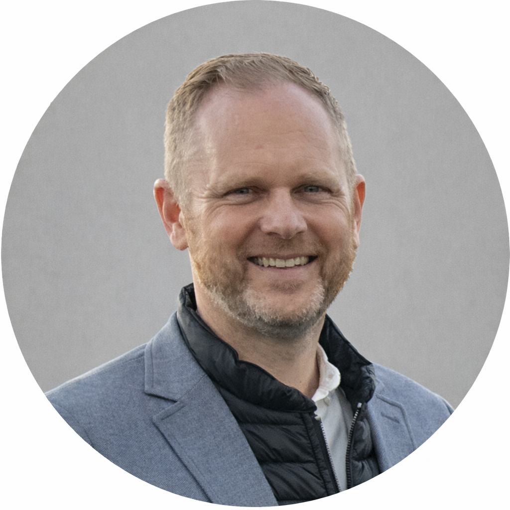 Mann mit Brille und zauberhaftem Lächeln